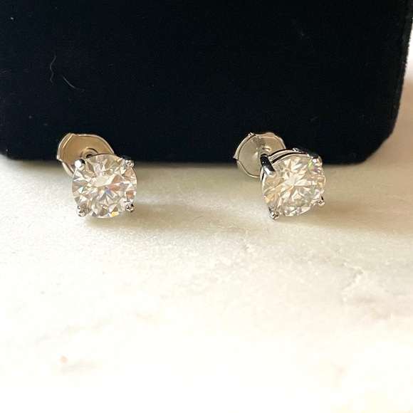 4tcw 14k Gold/White Gold Stud Earrings -Screw Back - Picture 5 of 11